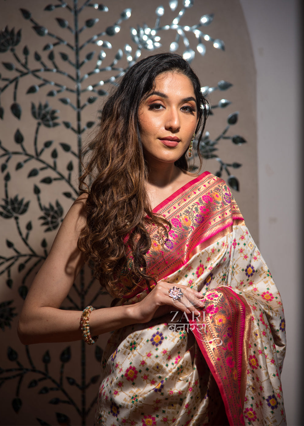 फिर लौटा बनारसी साड़ी का ट्रेंड, शाही लुक पाने के लिए कुछ इस अंदाज में करें  इसे कैरी - fashion tips banarasi sarees are back in fashion know banarasi  saree tips pra –